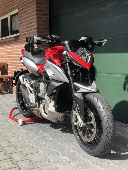 Foto: MV Agusta /RIVALE 800 ABS/EAS/TC 2.0 Stradale