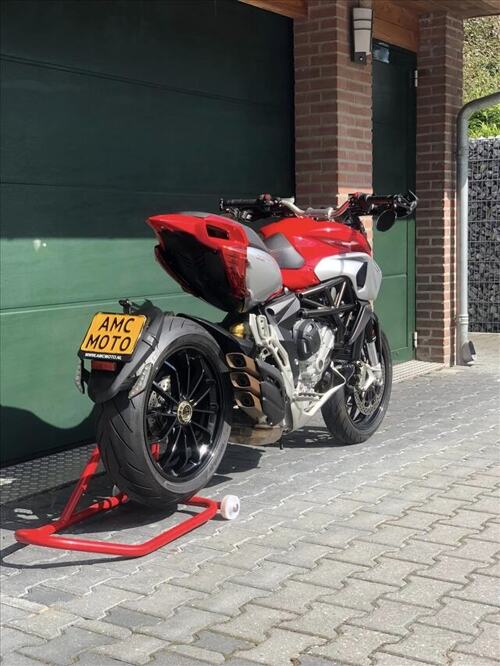 Foto: MV Agusta /RIVALE 800 ABS/EAS/TC 2.0 Stradale