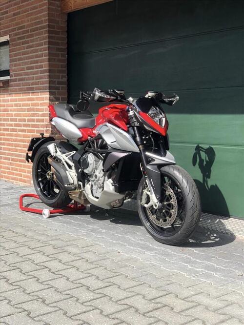 Foto: MV Agusta /RIVALE 800 ABS/EAS/TC 2.0 Stradale